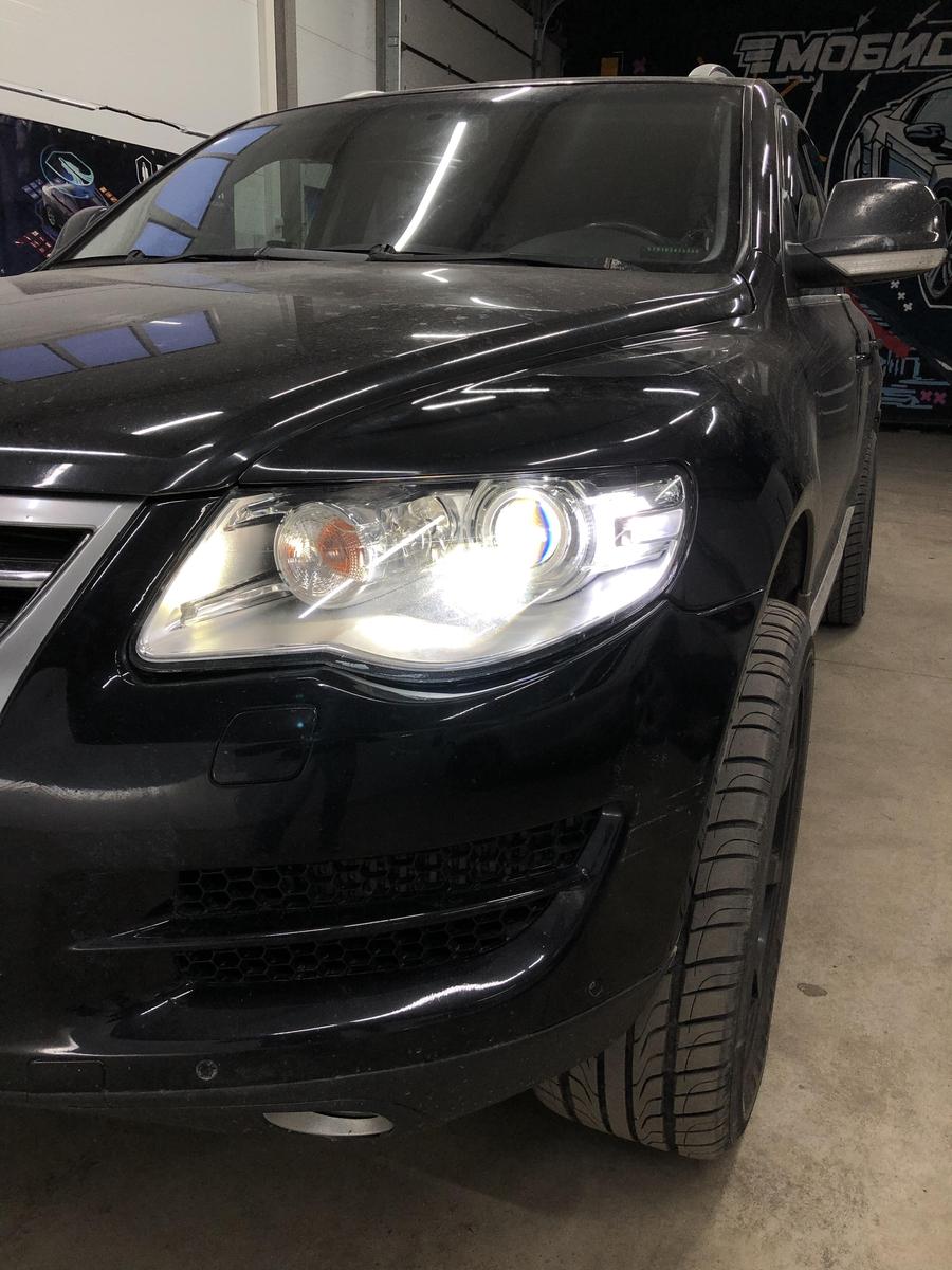 Правая фара VW Touareg 1 с установленным Bi-LED модулем
