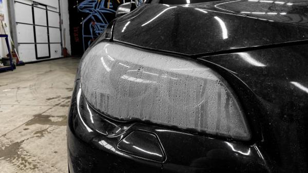 Запотевание фар: скрытая угроза и профессиональное решение