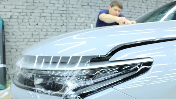 Оклейка автомобиля защитной пленкой: прозрачная броня для вашего авто